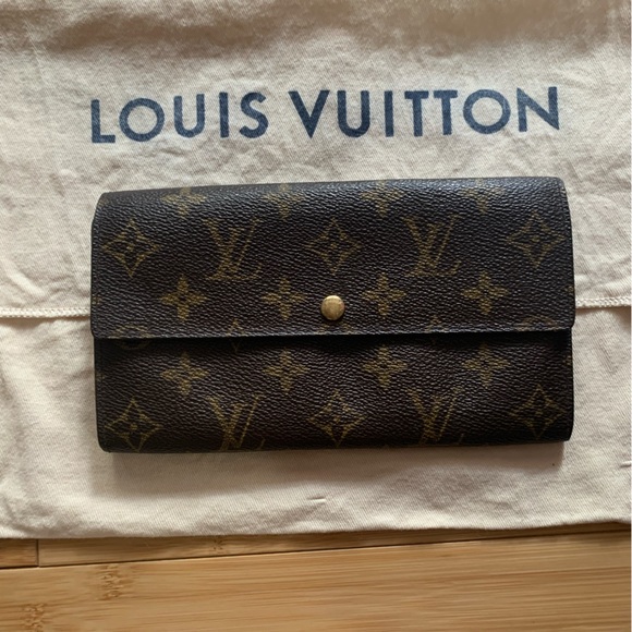 (SOLD) Louis Vuitton Sarah wallet - Picture 1 of 5